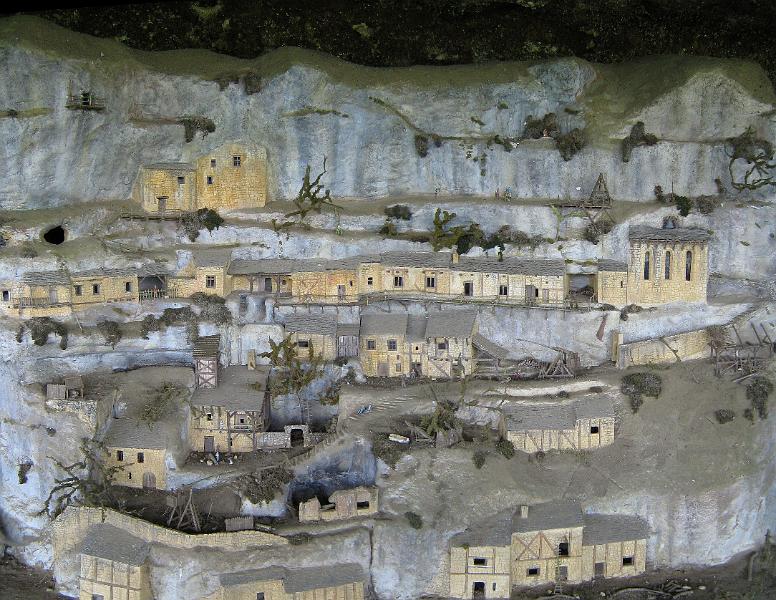 La Roque St-Christophe_maquette.jpg - Maquette van La Roque St-Christophe zoals deze in de middeleeuwen werd bewoond.Samenvoeging van 2 foto's.